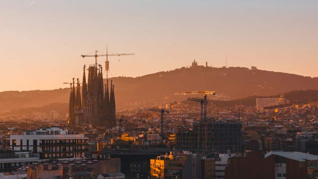 Vista de Barcelona al atardecer con la Sagrada Família y la sierra de Collserola al fondo